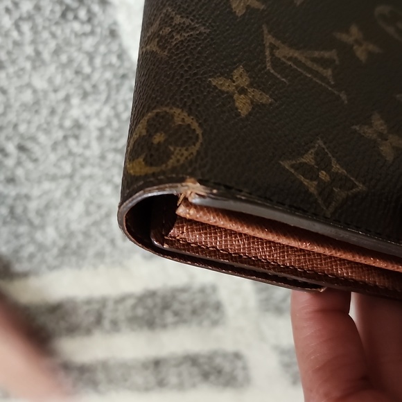 Sarah LV wallet 💯 authentic! - Picture 10 of 12